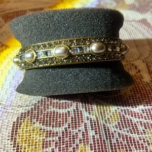 Heidi Daus’s gray crystal and gray pearls clamper